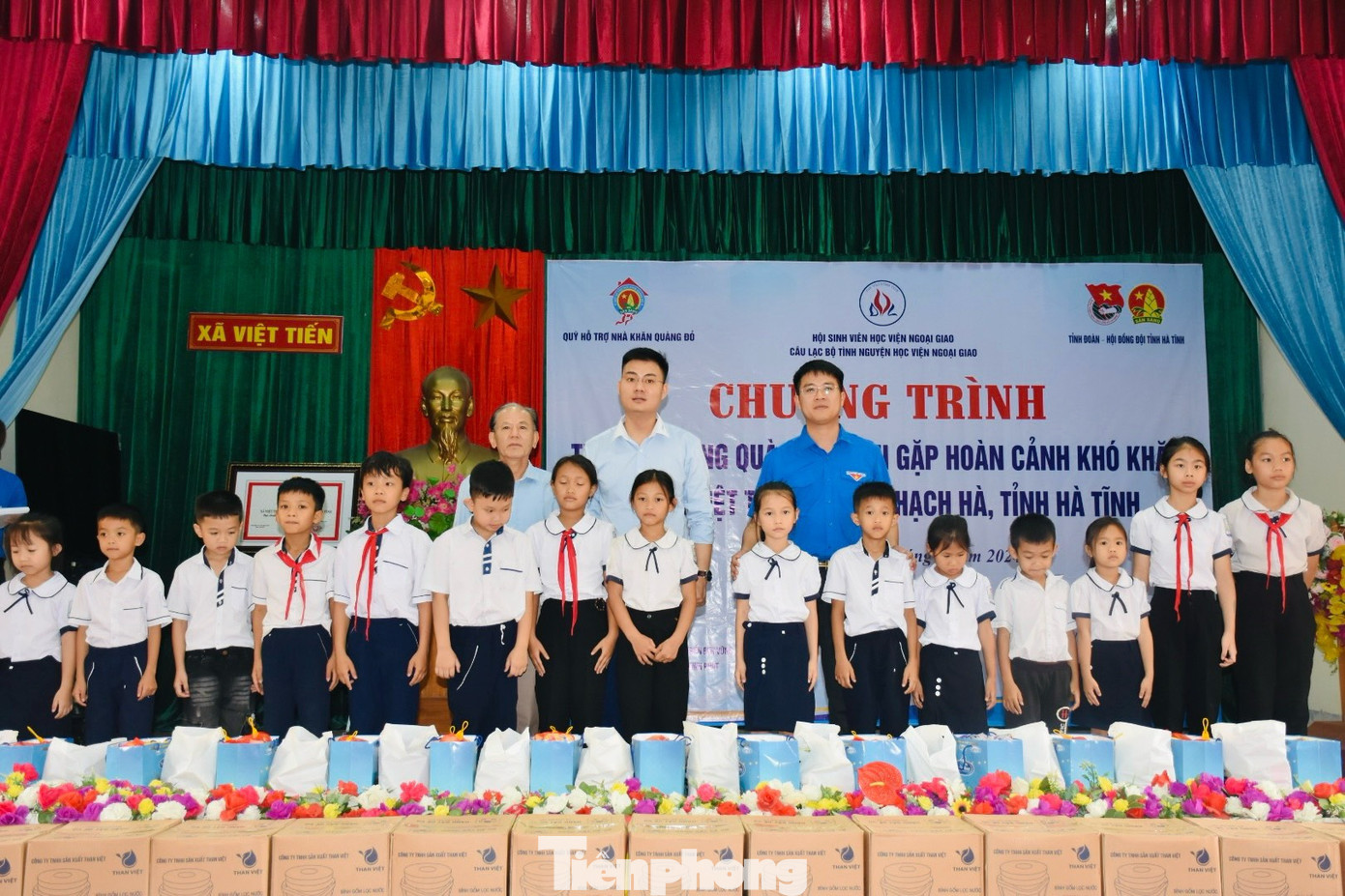 Tại xã Việt Tiến (huyện Thạch Hà), đoàn cũng đã trao tặng 30 suất học bổng, 36 xe đạp, 3 đàn organ, 12 đàn bầu, 2.000 quyển vở.