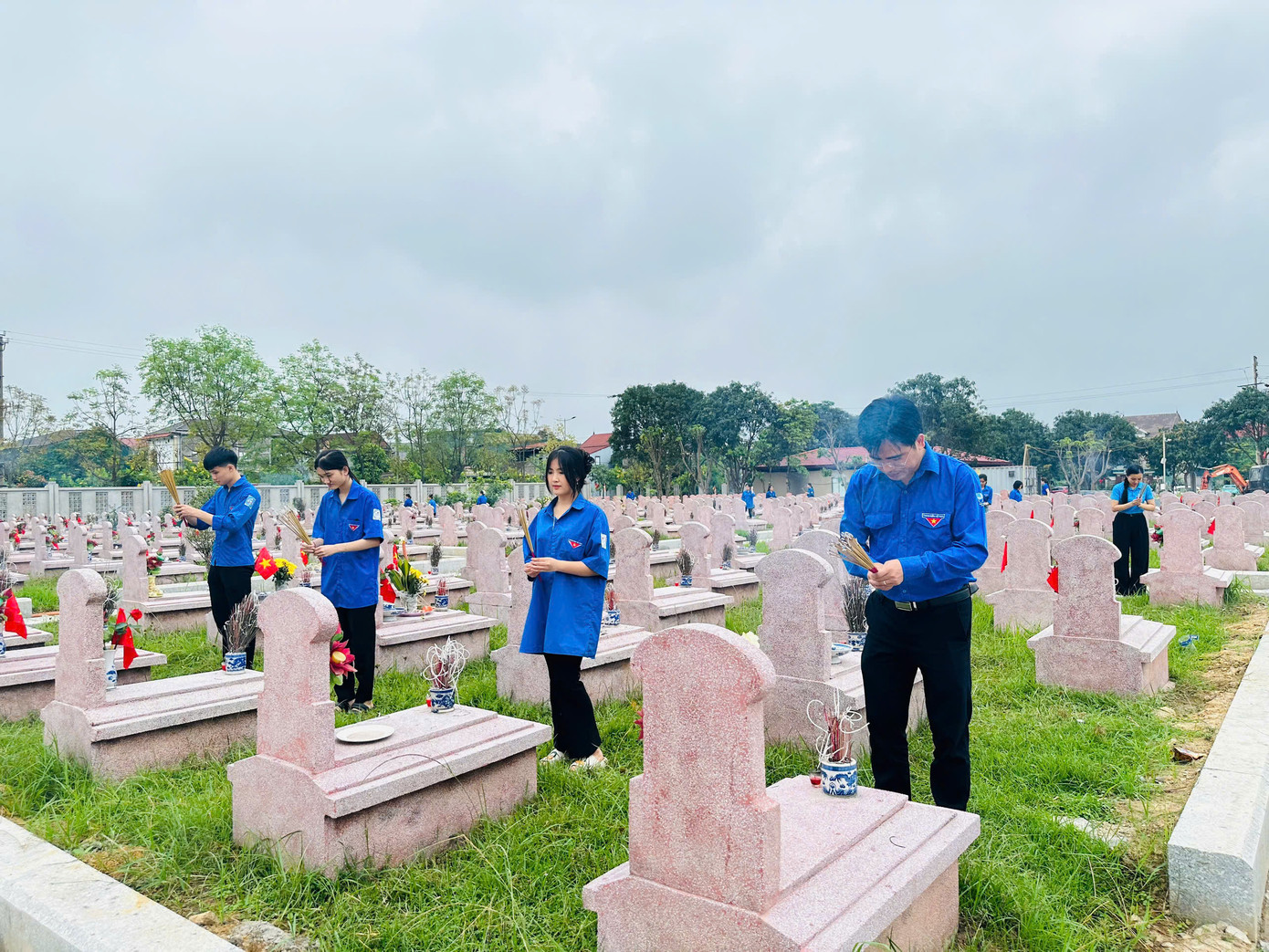 Tại Nghĩa trang liệt sĩ Núi Nài, tuổi trẻ thành phố Hà Tĩnh cũng tổ chức đến dâng hương, hoa tri ân các anh hùng liệt sĩ.