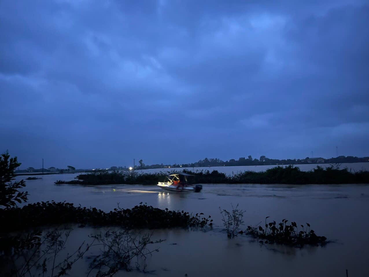 Nước lũ dâng tứ phía, công tác cứu hộ gặp nhiều khó khăn. Nước lũ dâng tứ phía, công tác cứu hộ gặp nhiều khó khăn.