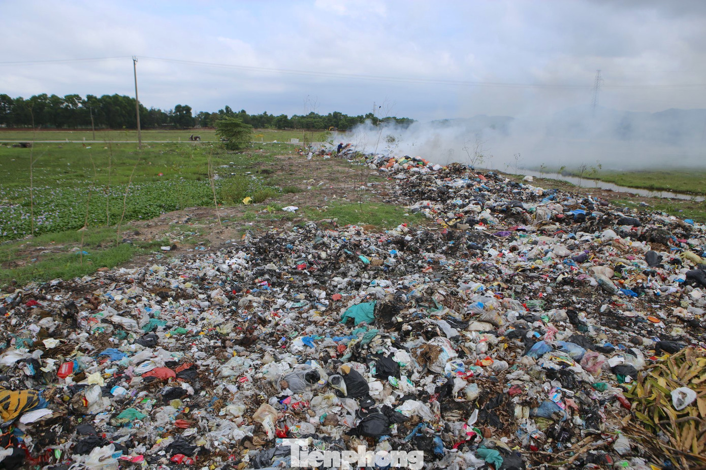 Theo phản ánh của người dân xã Lưu Vĩnh Sơn (huyện Thạch Hà), nhiều năm trở lại đây bãi trung chuyển rác nằm ngay trên trục đường liên xã nằm ở thôn Xuân Sơn gây ô nhiễm môi trường khi số lượng rác bị quá tải.