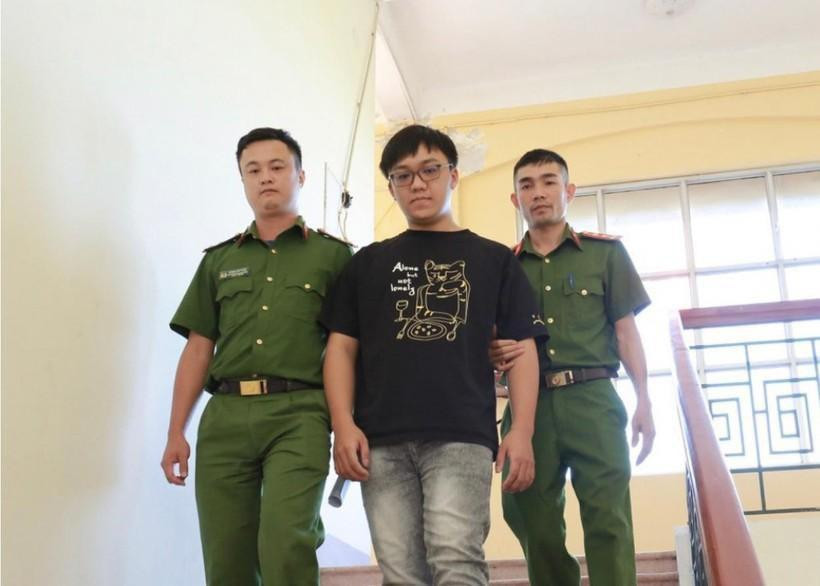 Huỳnh Lưu Hữu Minh bị khởi tố về tội "Sử dụng mạng máy tính, mạng viễn thông, mạng internet chiếm đoạt tài sản”.