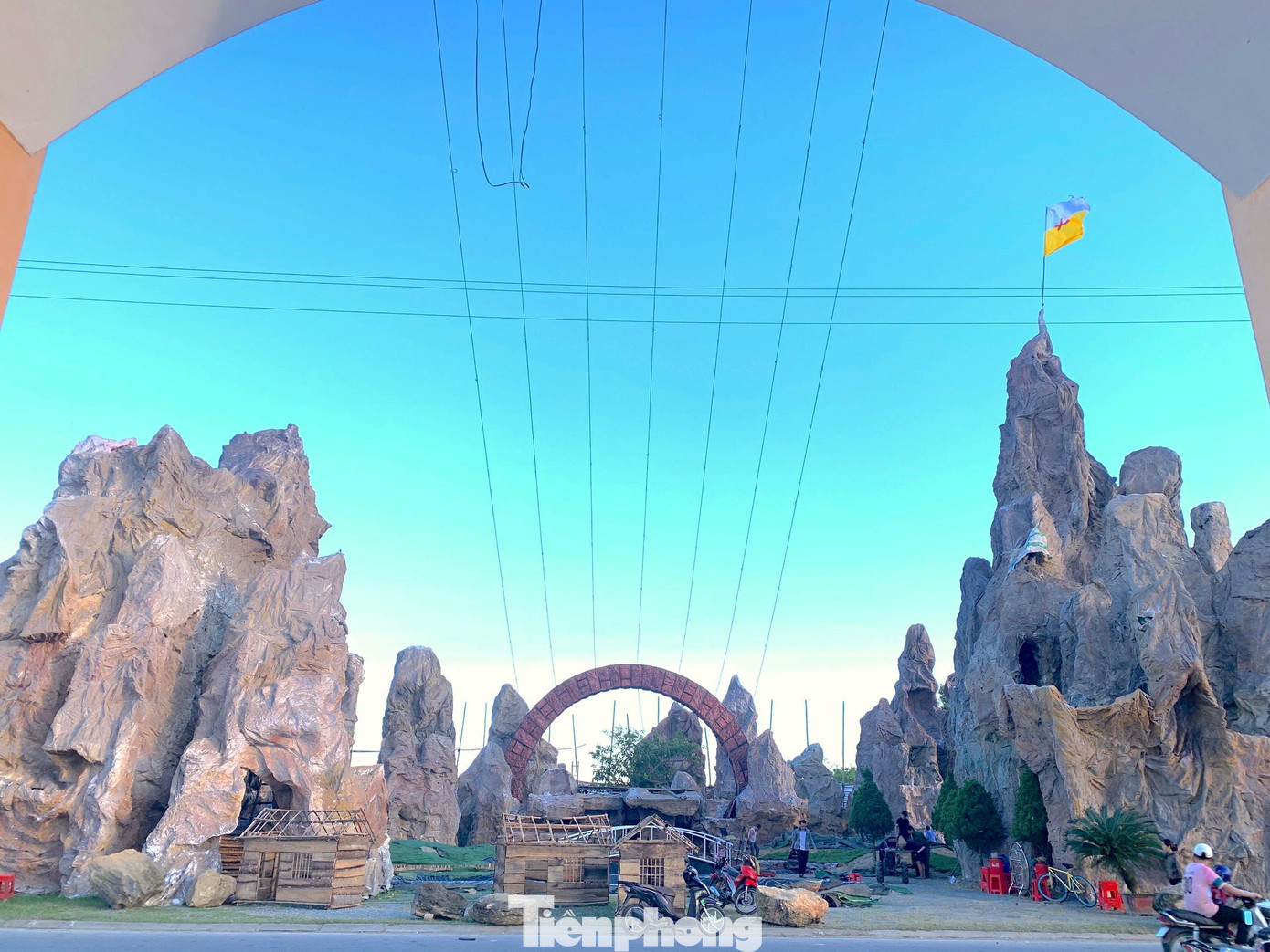 Hơn 1 tháng nay, mỗi ngày có từ 20-100 người dân có mặt tại khu đất rộng 3ha trước cổng Giáo xứ An Nhiên (xã Thạch Hạ, thành phố Hà Tĩnh) để tập trung làm hang đá Bê-lem chào đón Giáng sinh năm 2022. Hơn 1 tháng nay, mỗi ngày có từ 20-100 người dân có mặt tại khu đất rộng 3ha trước cổng Giáo xứ An Nhiên (xã Thạch Hạ, thành phố Hà Tĩnh) để tập trung làm hang đá Bê-lem chào đón Giáng sinh năm 2022.