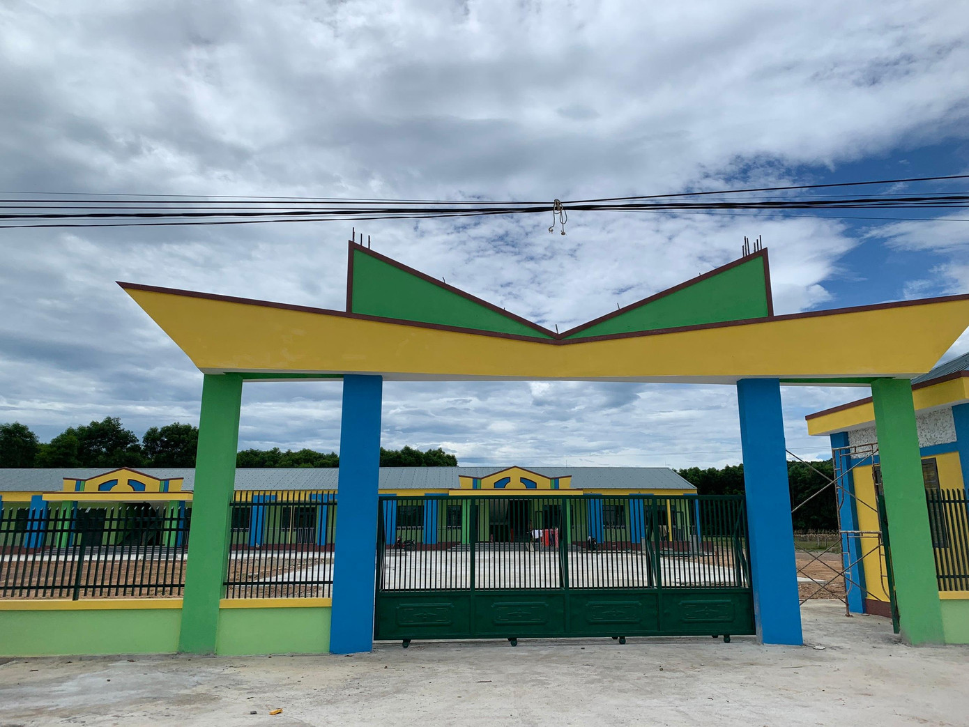 Sắp tới trường Mầm non Hương Giang sẽ đón học sinh tới trường, điều này đang khiến người dân lo lắng vì quá gần trang trại lợn.