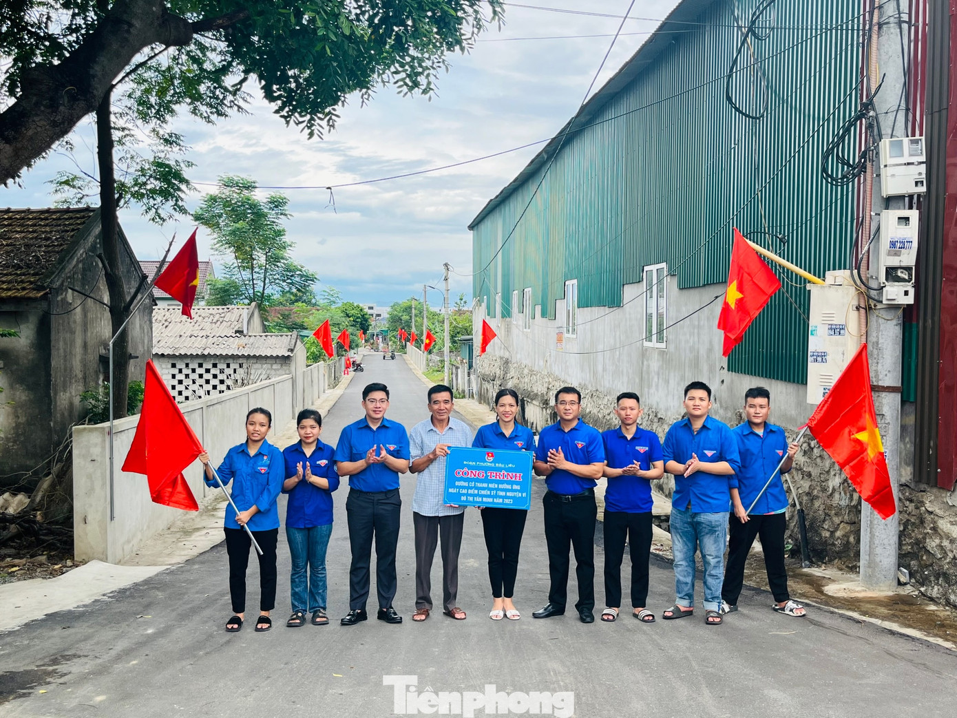 Với tinh thần xung kích của tuổi trẻ, thời gian qua, các cơ sở đoàn trong toàn tỉnh đã xây dựng nhiều công trình “Đường cờ Tổ quốc”, “Đường cờ thanh niên”.