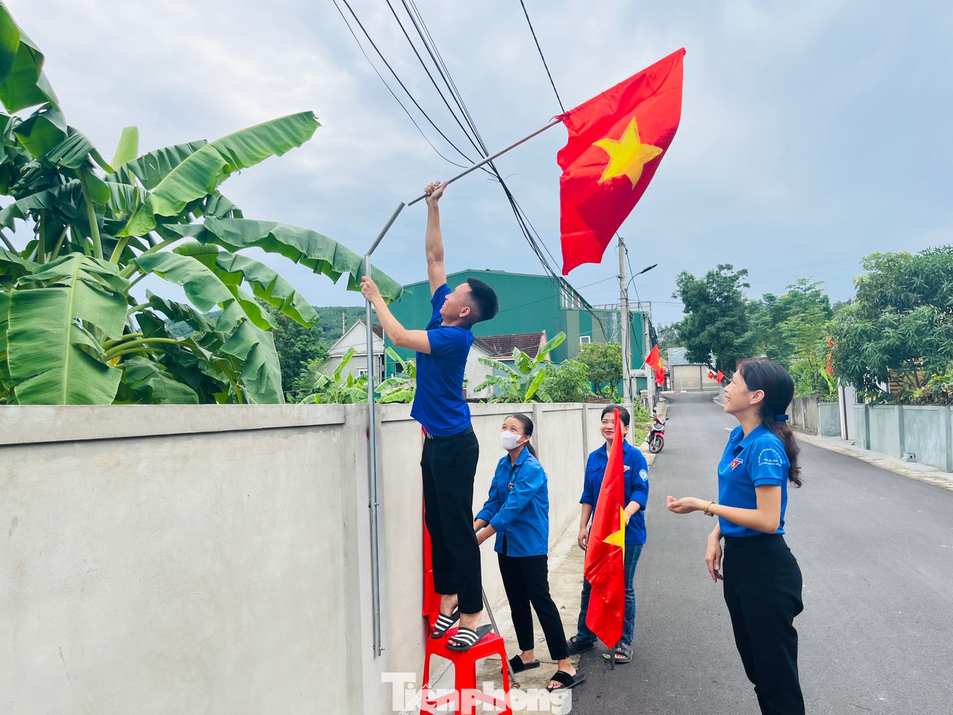 Những con đường miền quê được "khoác áo mới" mừng ngày Tết Độc lập.