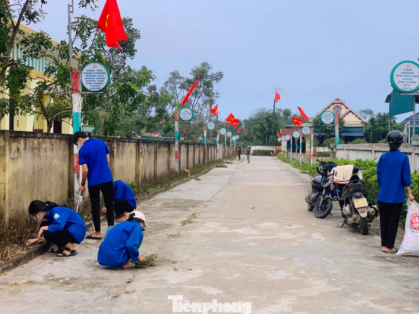 Những ngày này, các con đường tại Hà Tĩnh được các bạn trẻ ra quân vệ sinh môi trường, treo cờ, băng rôn khẩu hiệu mừng ngày Quốc khánh 2/9. Trong ảnh: Các tình nguyện viên xã Cẩm Dương, huyện Cẩm Xuyên dọn dẹp, treo mới cờ Tổ quốc.