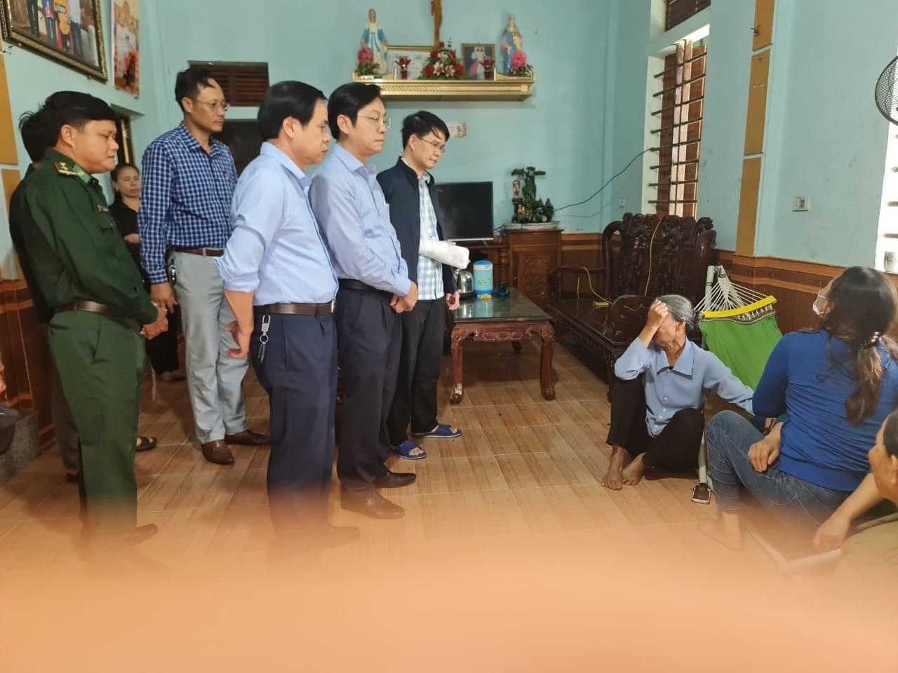 Đại diện chính quyền địa phương đến thăm hỏi động viên gia đình có thuyền viên mất tích.