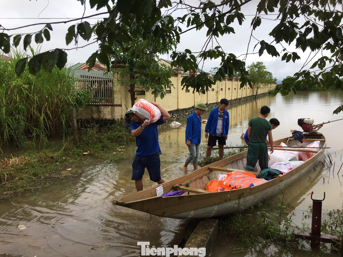 Đoàn viên thanh niên huyện Đức Thọ hỗ trợ đưa lương thực vào khu vực bị ngập, chia cắt. Đoàn viên thanh niên huyện Đức Thọ hỗ trợ đưa lương thực vào khu vực bị ngập, chia cắt.