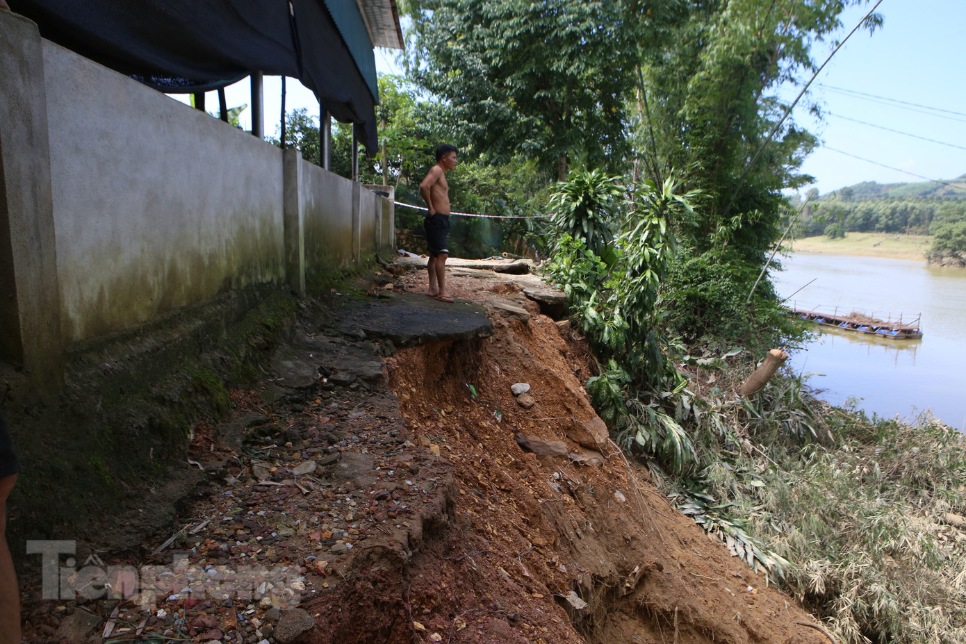 Sau mỗi trận lũ, mưa lớn, sông lấn vào nhà dân, cuốn đi đất, cây cối. Sau mỗi trận lũ, mưa lớn, sông lấn vào nhà dân, cuốn đi đất, cây cối.
