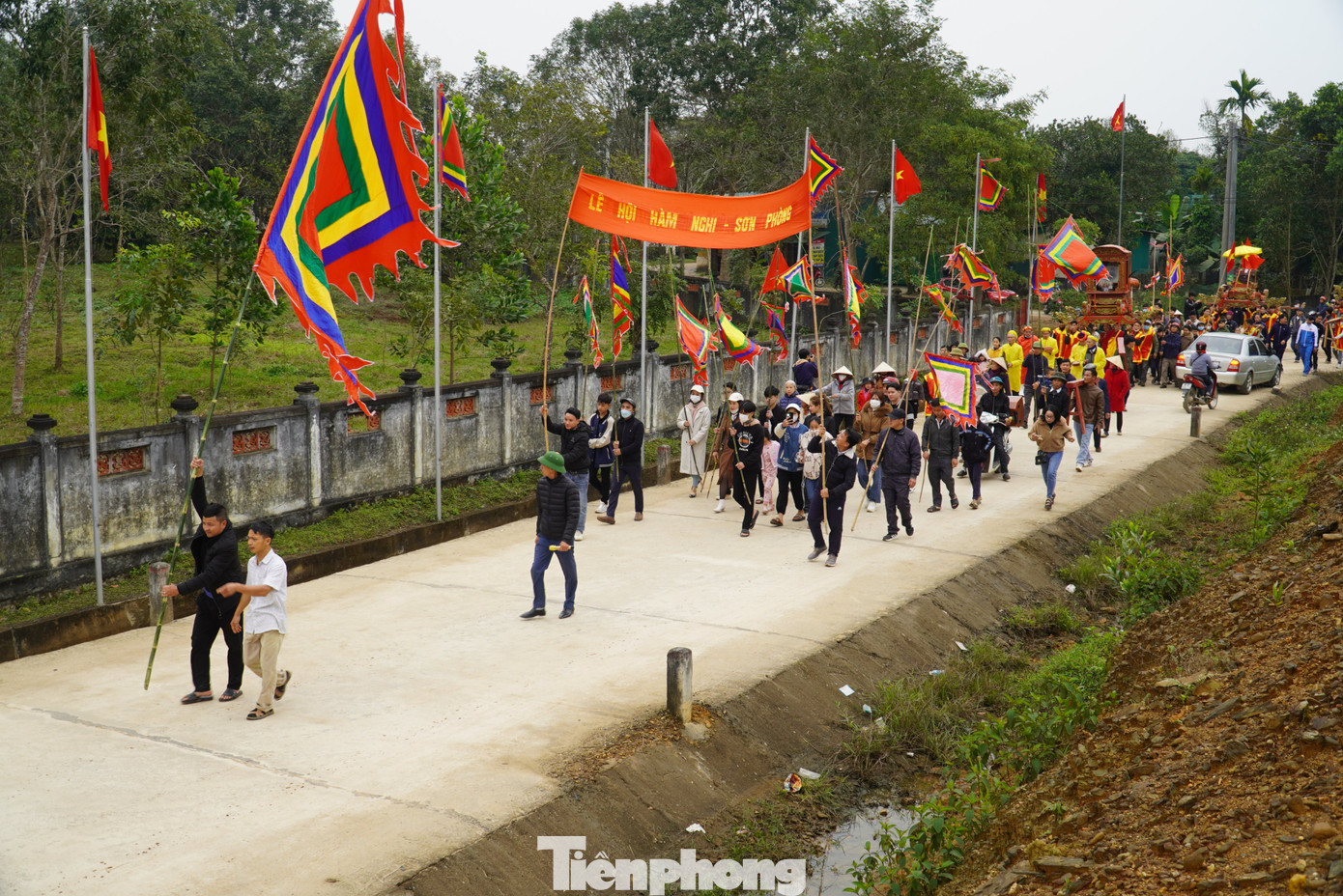 Hàng nghìn người dân tham gia lễ hội rước báu vật vua ban. Hàng nghìn người dân tham gia lễ hội rước báu vật vua ban.