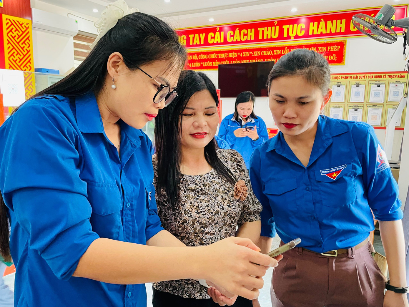 Ngoài hướng dẫn giải quyết thủ tục hành chính còn tuyên truyền, vận động người dân sử dụng các dịch vụ công trực tuyến.