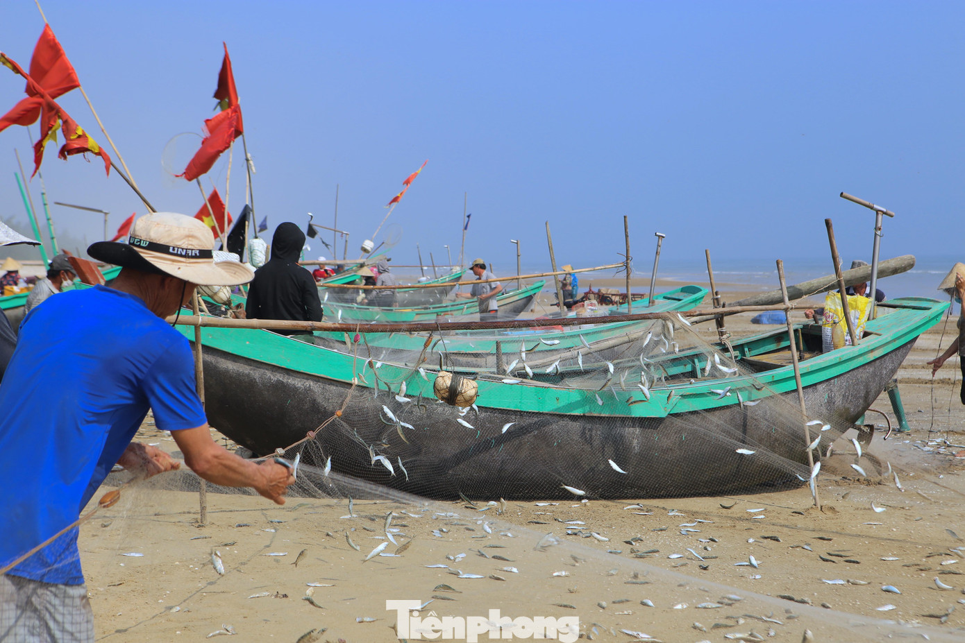Còn ngư dân Việt (trú xã Thạch Văn) sáng nay ra khơi cùng một ngư dân cùng thôn. Chuyến thuyền hôm nay được khoảng 3-5 tạ cá trích. Riêng ngày hôm qua (19/3) thu về hơn 1 tấn, bán được 9 triệu đồng, trừ chi phí xăng dầu mỗi người có khoảng 3 triệu đồng. Còn ngư dân Việt (trú xã Thạch Văn) sáng nay ra khơi cùng một ngư dân cùng thôn. Chuyến thuyền hôm nay được khoảng 3-5 tạ cá trích. Riêng ngày hôm qua (19/3) thu về hơn 1 tấn, bán được 9 triệu đồng, trừ chi phí xăng dầu mỗi người có khoảng 3 triệu đồng.