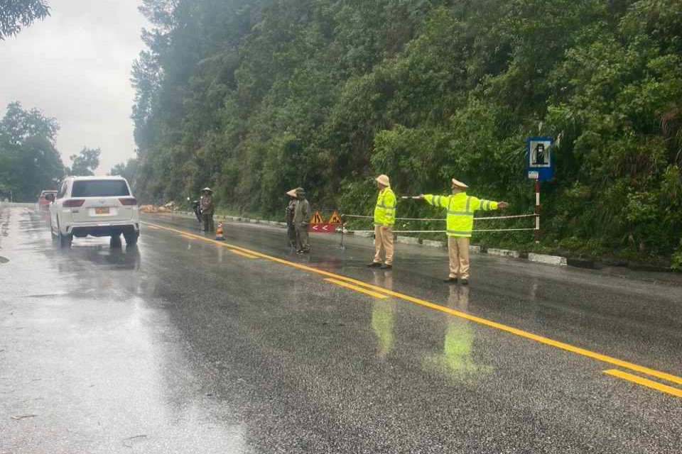 Sau khi nắm bắt sự việc, ngành chức năng đã tổ chức đến bảo vệ hiện trường, phân luồng giao thông để đảm bảo an toàn qua tuyến. &quot;Chúng tôi đã cắm biển cảnh báo và cắt cử cán bộ túc trực tại đây để hướng dẫn các phương tiện giao thông qua tuyến. Do thời tiết vẫn đang mưa lớn, đất đá còn có dấu hiệu sạt lở thêm nên chưa thể tổ chức khắc phục&quot;, ông Chiến cho hay.