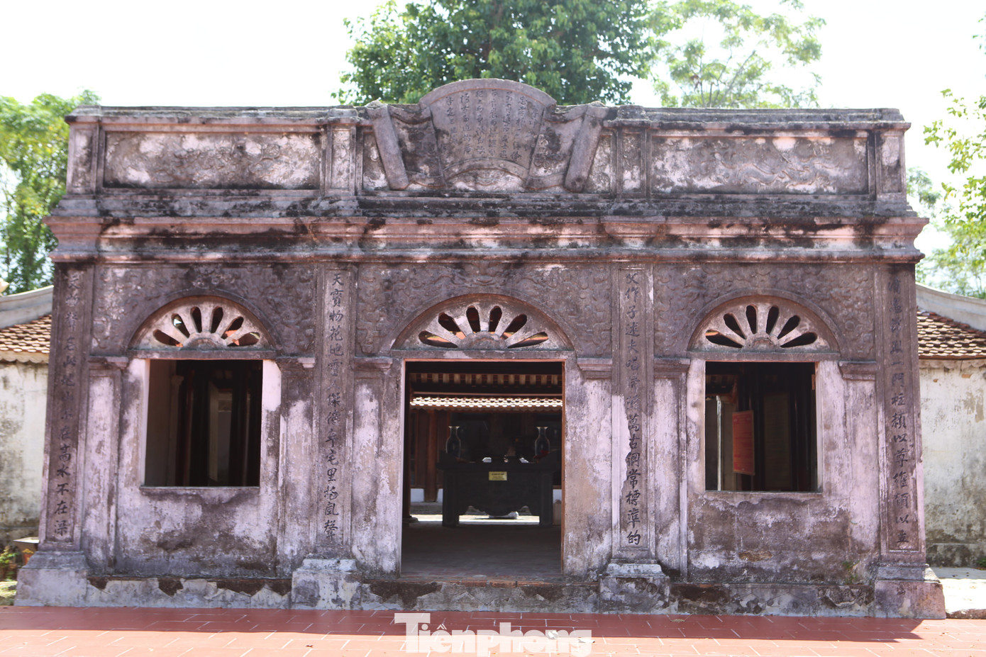 Đền Gôi Vị không chỉ toát lên vẻ đẹp của sự cổ kính, trang nghiêm, mà còn gây ấn tượng bởi một cây bồ đề mọc ngay trên đỉnh tháp am với tầng lớp rễ ôm trọn tòa tháp.