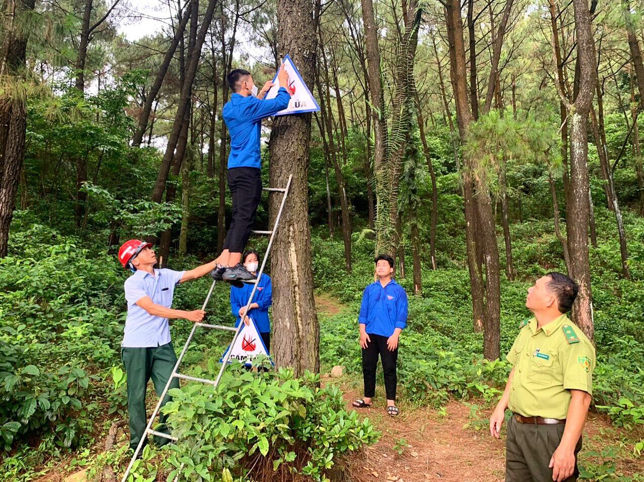 Lắp đặt biển cấm lửa tại các khu đồi phòng chống cháy rừng trong dịp nắng nóng này.