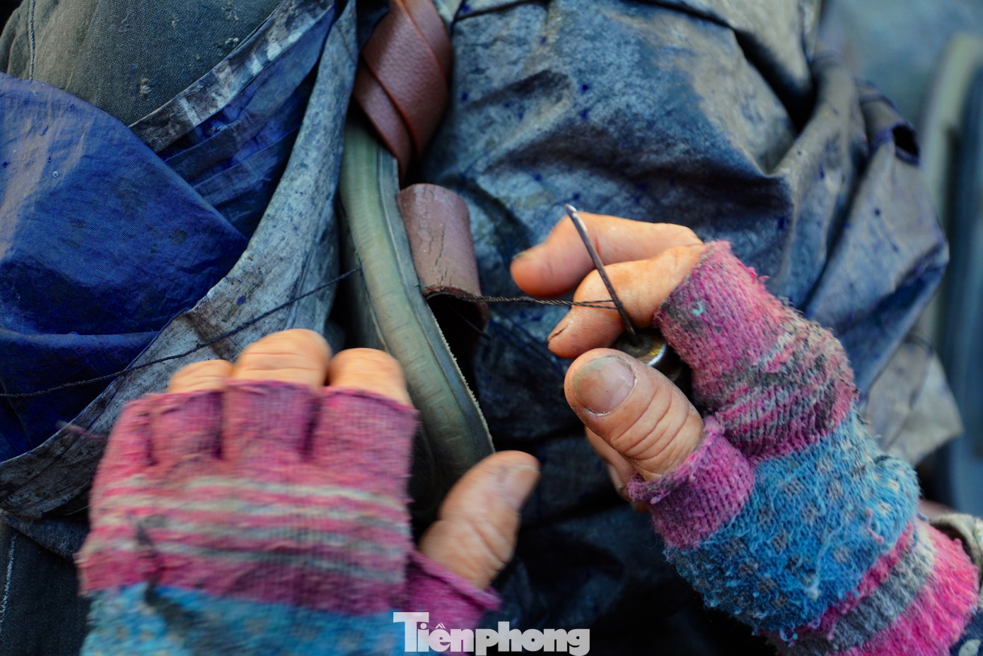 Trung bình, người thợ gần 30 năm sửa giày có thể kiếm được từ 200.000-500.000 đồng/ngày. Lúc cao điểm như cuối tuần hay dịp lễ, Tết, thu nhập nhiều hơn nhờ nhu cầu từ khách hàng tăng cao.