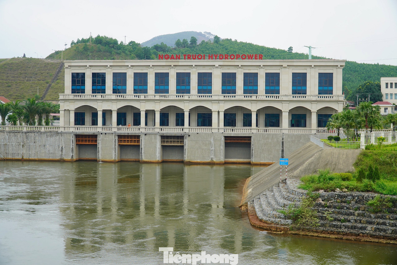 Đập chính của hồ Ngàn Trươi giúp tích nước, điều tiết lũ với dung tích phòng lũ 157 triệu m3. Dưới chân đập của hồ này là công trình kết hợp phát điện gần 20 MW. Đập chính của hồ Ngàn Trươi giúp tích nước, điều tiết lũ với dung tích phòng lũ 157 triệu m3. Dưới chân đập của hồ này là công trình kết hợp phát điện gần 20 MW.