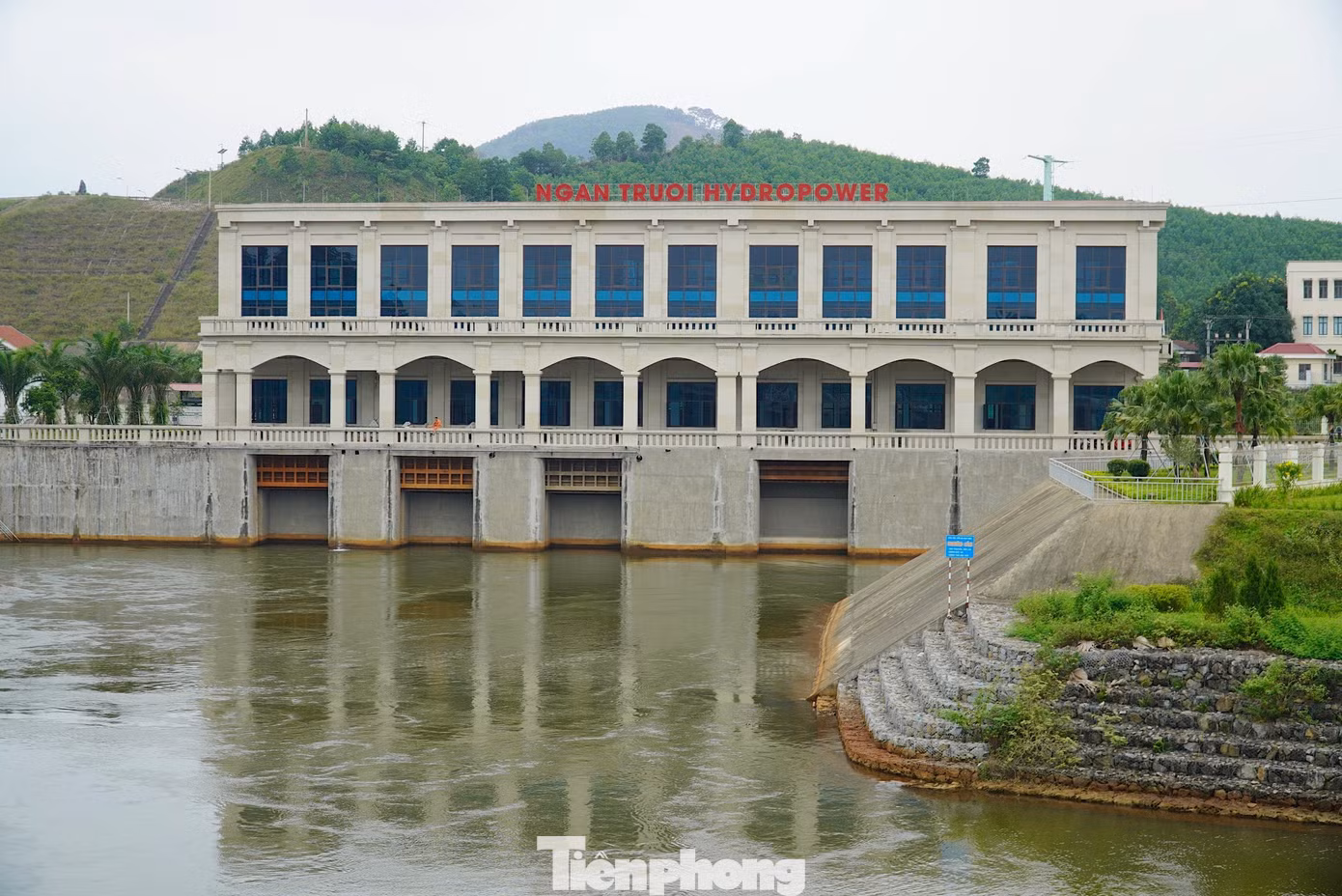 Đập chính của hồ Ngàn Trươi giúp tích nước, điều tiết lũ với dung tích phòng lũ 157 triệu m3. Dưới chân đập của hồ này là công trình kết hợp phát điện gần 20 MW. Đập chính của hồ Ngàn Trươi giúp tích nước, điều tiết lũ với dung tích phòng lũ 157 triệu m3. Dưới chân đập của hồ này là công trình kết hợp phát điện gần 20 MW.