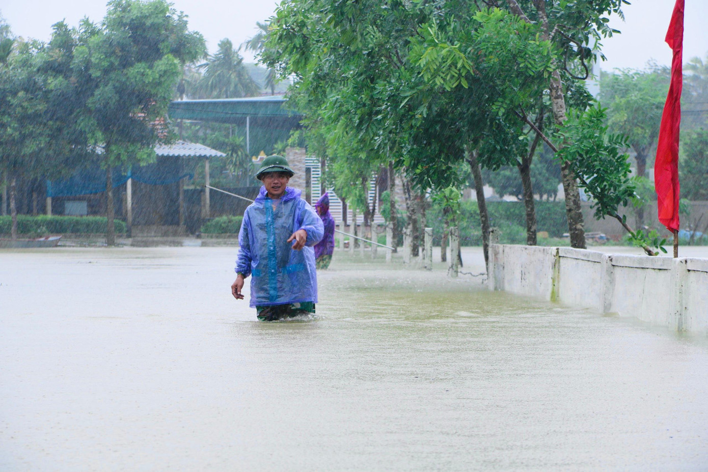 Theo người dân thả lưới, nước ngập sâu, dòng nước chảy nên cứ khoảng 2h sẽ đưa lưới lên gỡ cá, mỗi lần được khoảng 2kg cá đồng. Theo người dân thả lưới, nước ngập sâu, dòng nước chảy nên cứ khoảng 2h sẽ đưa lưới lên gỡ cá, mỗi lần được khoảng 2kg cá đồng.