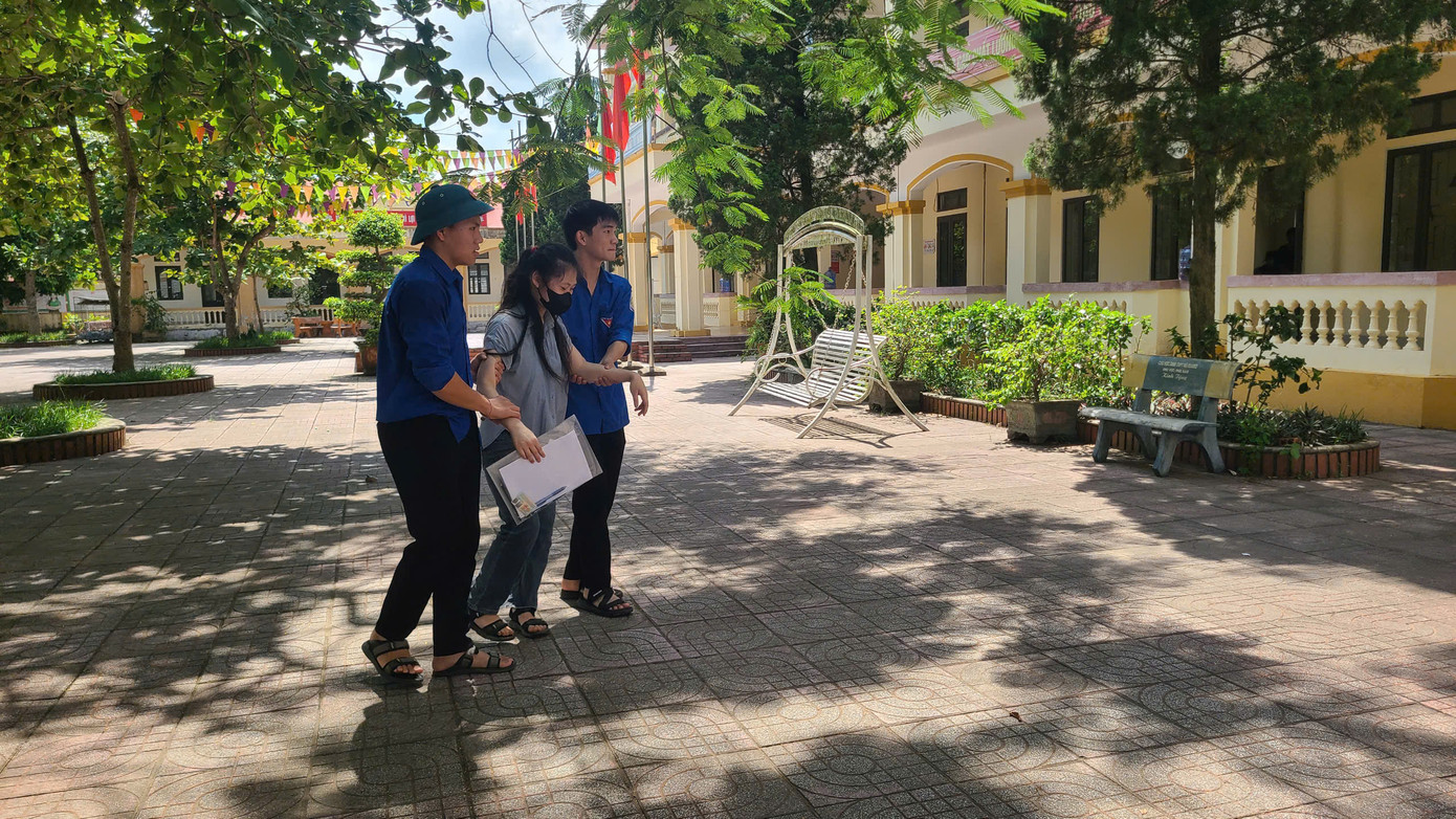 Tình nguyện viên hỗ trợ Thanh Nhàn vào phòng thi. Tình nguyện viên hỗ trợ Thanh Nhàn vào phòng thi.