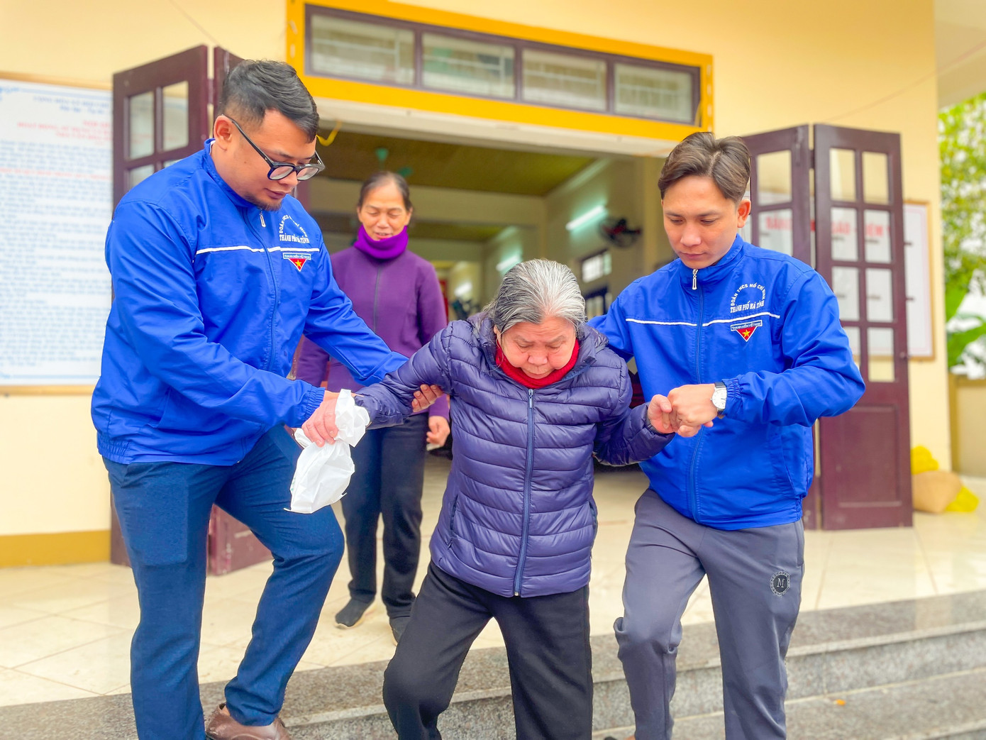 Ban thường vụ Thành đoàn Hà Tĩnh phối hợp tổ chức chương trình khám, cấp phát thuốc miễn phí cho hơn 120 thương binh, cựu Thanh niên xung phong, người cao tuổi.