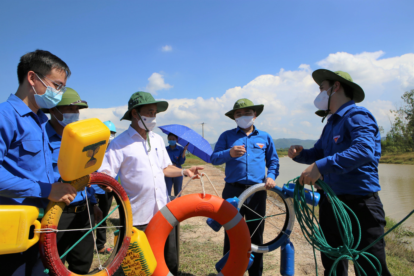 Công trình này do các bạn ĐVTN đội tình nguyện thiết kế, thi công và vận động nguồn kinh phí từ quỹ ve chai “Vì đàn em thân yêu&quot;.