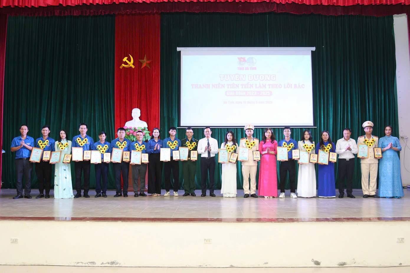 Đại biểu chụp ảnh lưu niệm cùng các thanh niên tiêu biểu. Đại biểu chụp ảnh lưu niệm cùng các thanh niên tiêu biểu.