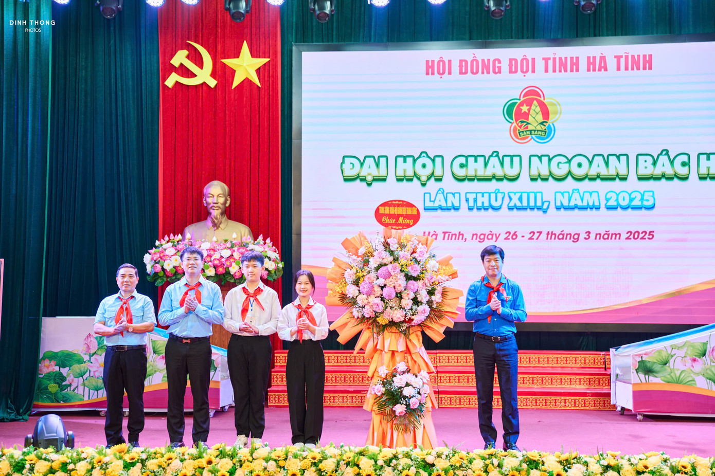 Lãnh đạo Trung ương Đoàn, Hội đồng Đội Trung ương tặng hoa chúc mừng đại hội.