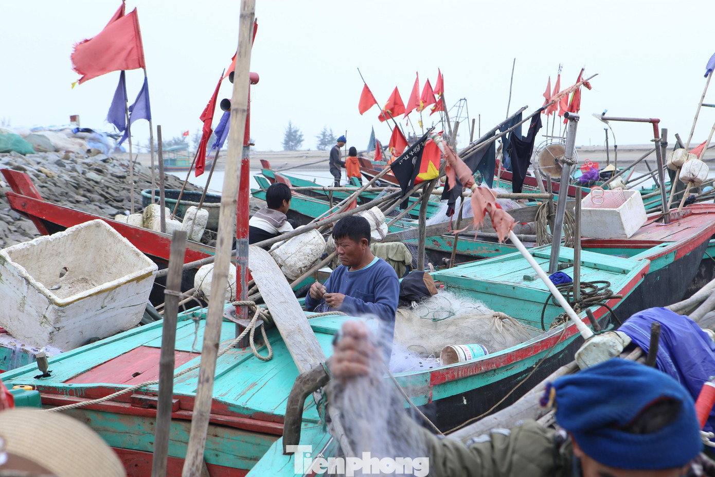 Mỗi chiếc thuyền được trang bị ngư cụ, có khoảng 1-2 ngư dân cùng đi thuyền ra khơi. Thông thường ngư dân sẽ ra khơi lúc 4-5h sáng, đến 12-15h cùng ngày sẽ trở về.