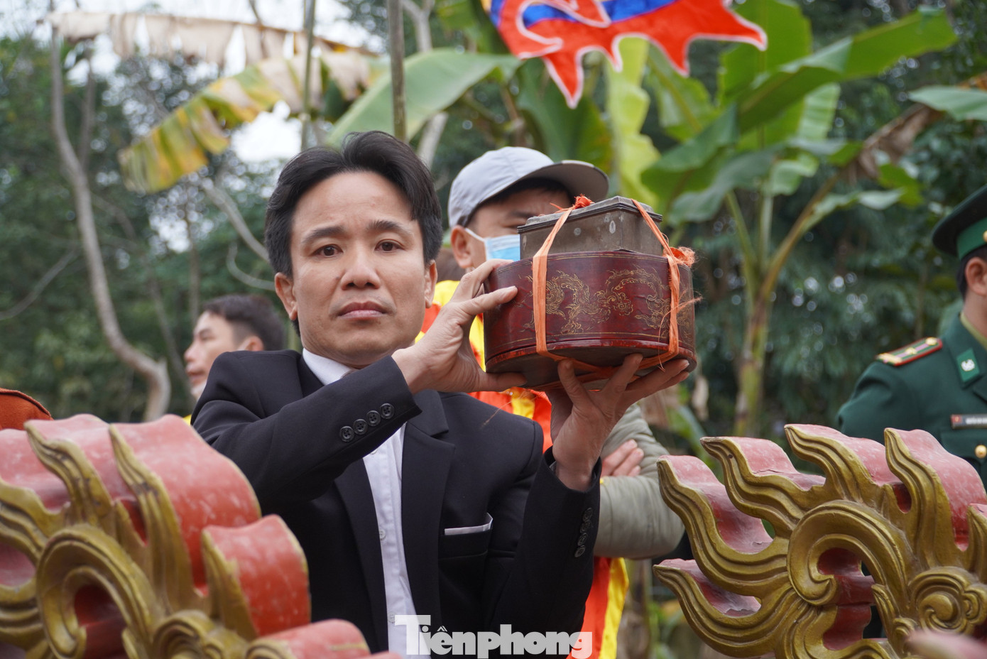 Những bảo vật được đặt trong tráp, người dân thay nhau bảo vệ hơn một thế kỷ qua. Những bảo vật được đặt trong tráp, người dân thay nhau bảo vệ hơn một thế kỷ qua.