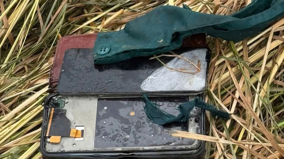 Điện thoại anh T. hư hỏng do bị sét đánh trúng. Điện thoại anh T. hư hỏng do bị sét đánh trúng.