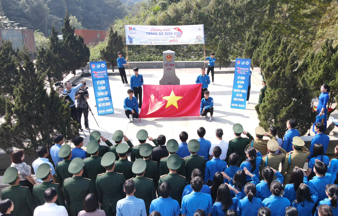 Chương trình “Tháng 3 biên giới” tại cột mốc 476, xã Sơn Kim 1, huyện Hương Sơn.