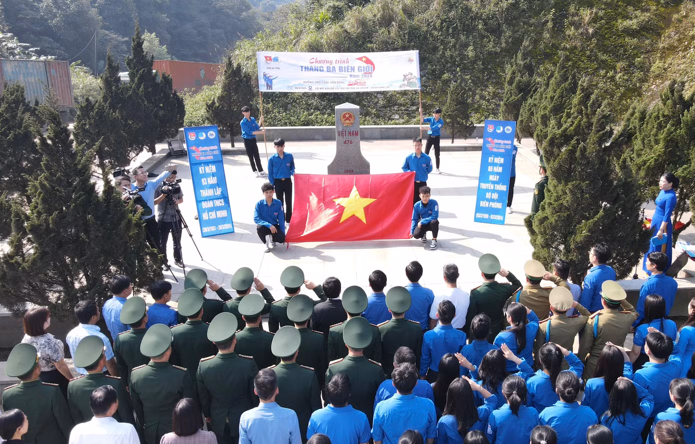 Chương trình “Tháng 3 biên giới” tại cột mốc 476, xã Sơn Kim 1, huyện Hương Sơn.