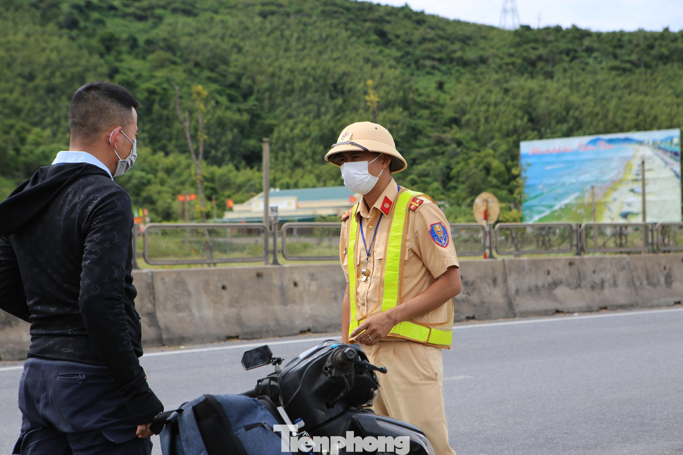 "Anh về từ địa phương nào, dừng tại Hà Tĩnh hay đi đến tỉnh khác", cán bộ CSGT hỏi người tham gia giao thông khi vào Hà Tĩnh. Việc kiểm soát phương tiện chặt chẽ nhằm khống chế dịch bệnh từ cửa ngõ phía Nam Hà Tĩnh. Tại điểm chốt thành lập nơi lấy mẫu test nhanh COVID-19. Mỗi ngày có từ 6-10 người lấy mẫu test nhanh. Tính đến 18h ngày 23/7, Hà Tĩnh ghi nhận 131 ca mắc COVID-19. Trong đó hai ngày 22-23/7 ghi nhận 3 ca mắc mới, các bệnh nhân đều từ địa phương về.