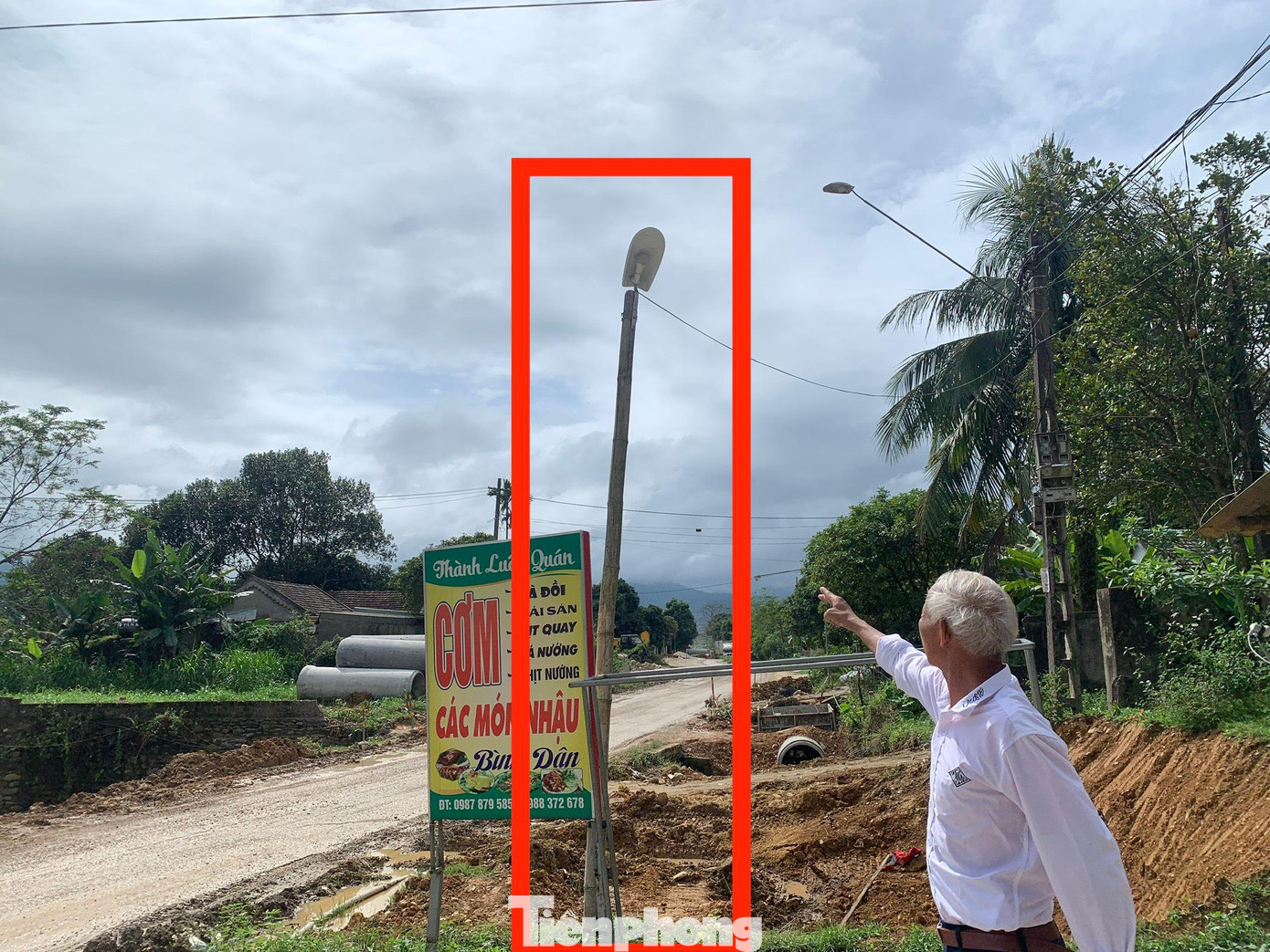 Cột đèn bằng tre nhưng thẩm định đền bù thành cọc sắt với giá 1,5 triệu đồng. Cột đèn bằng tre nhưng thẩm định đền bù thành cọc sắt với giá 1,5 triệu đồng.