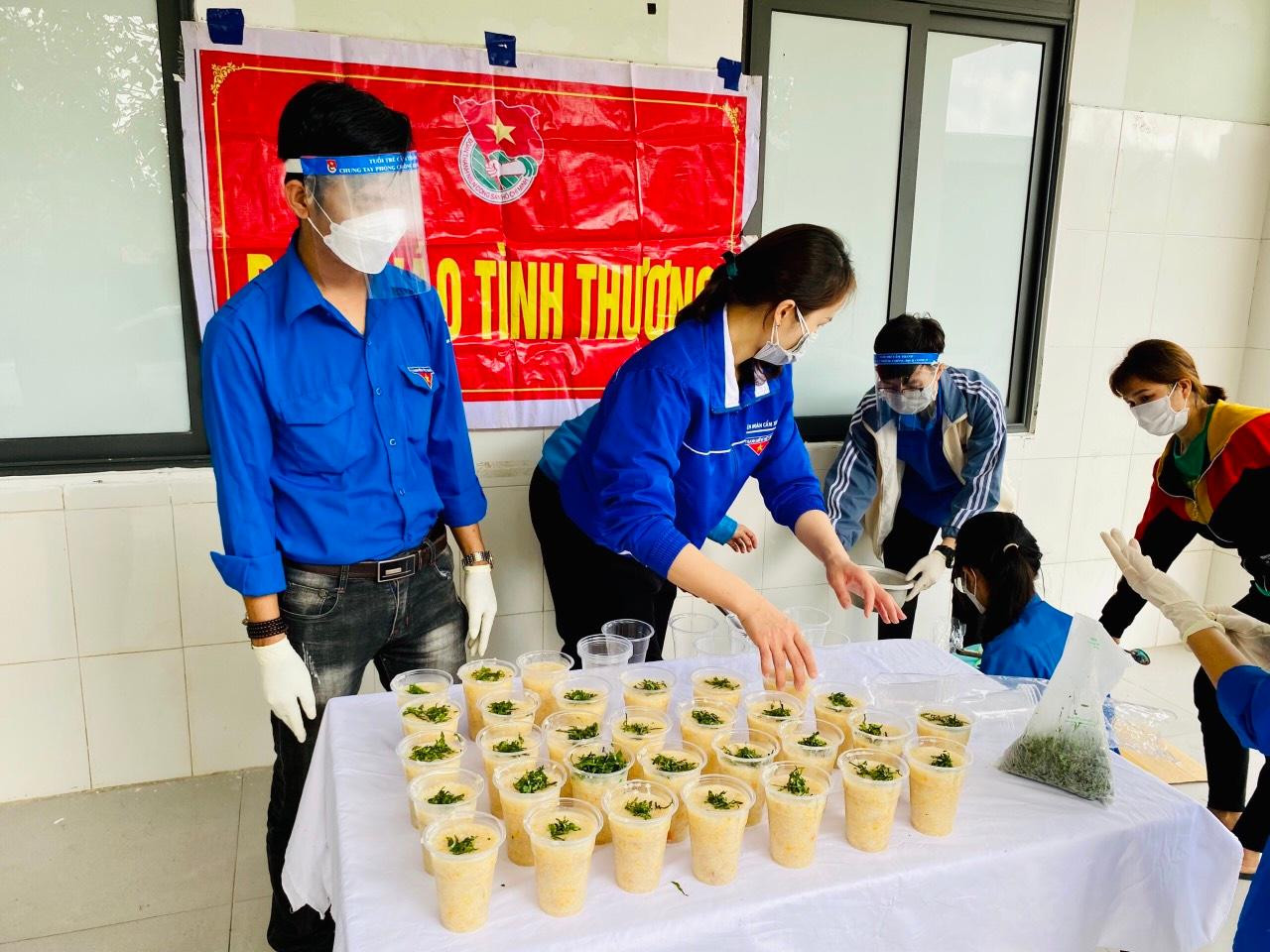 Đoàn viên thanh niên nấu cháo hỗ trợ bệnh nhân tại bệnh viện huyện Cẩm Xuyên.