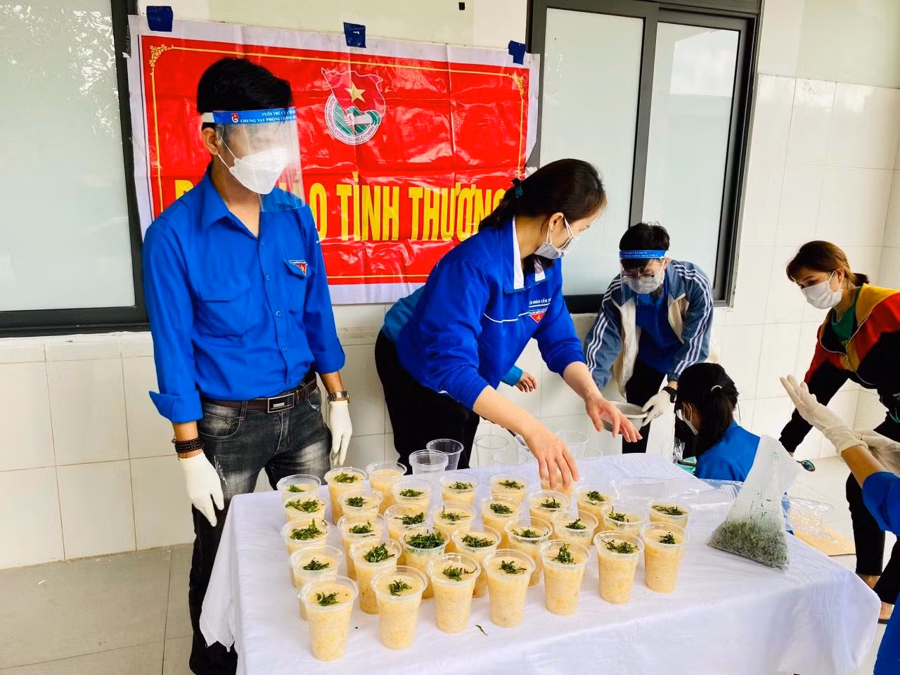 Đoàn viên thanh niên nấu cháo hỗ trợ bệnh nhân tại bệnh viện huyện Cẩm Xuyên.