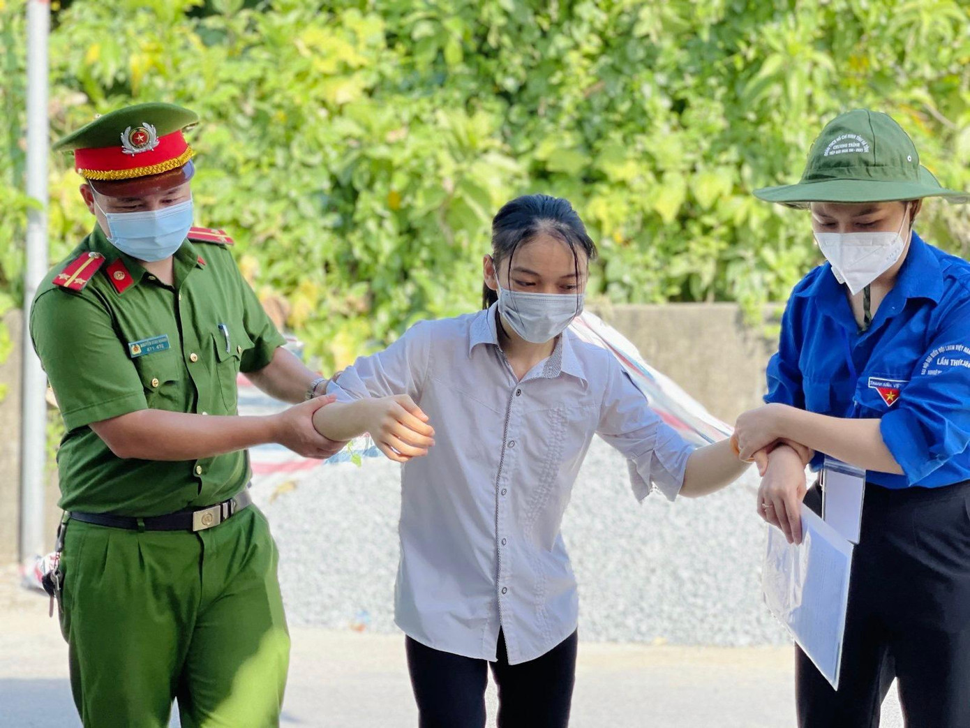 Linh được công an, tình nguyện viên hỗ trợ vào phòng thi. Linh được công an, tình nguyện viên hỗ trợ vào phòng thi.