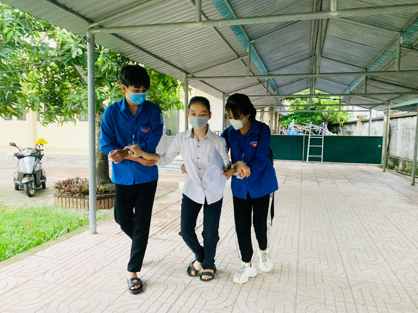 Linh bị khuyết tật bẩm sinh từ nhỏ nên khó khăn trong quá trình đi lại. Linh bị khuyết tật bẩm sinh từ nhỏ nên khó khăn trong quá trình đi lại.