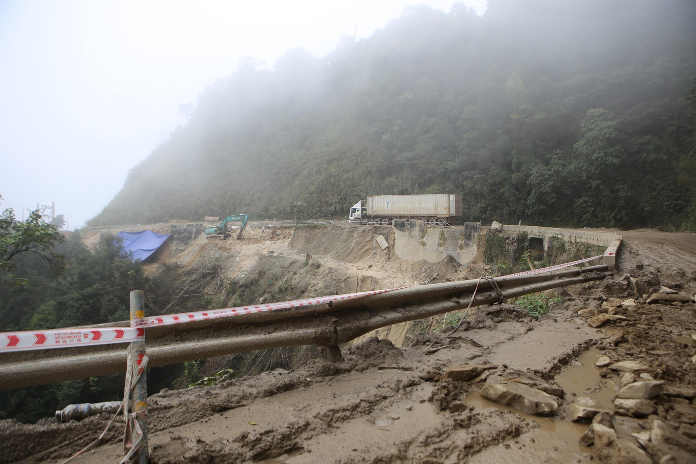 Quốc lộ 8 đường lên Cửa khẩu Cầu Treo đang được thi công.