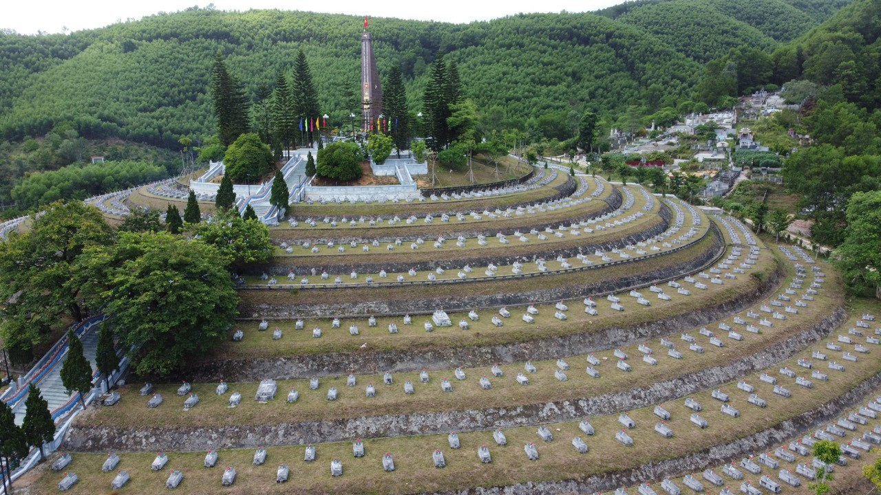 Nghĩa trang Nầm được xây dựng theo hình cánh cung, là nơi an nghỉ của 1.230 liệt sĩ làm nhiệm vụ quốc tế.