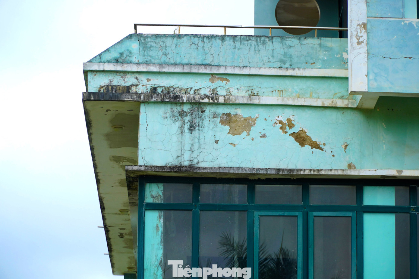 Tại đây công trình đã xuống cấp, khuôn viên bên trong trở nên nhếch nhác.