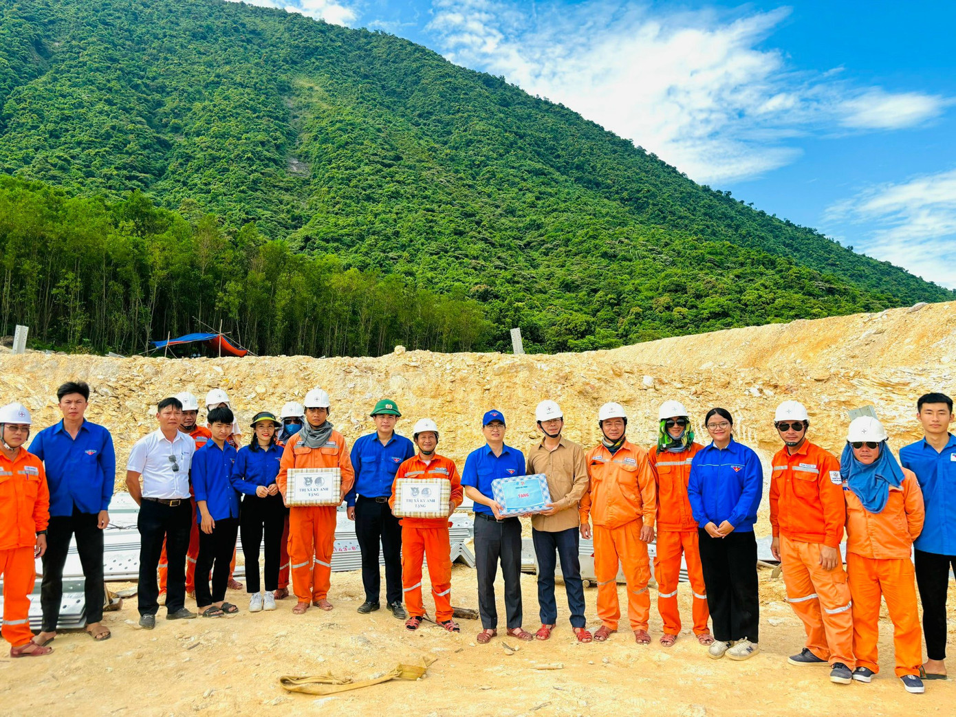 Những ngày qua lực lượng thanh niên có mặt tại công trường tặng quà, động viên đơn vị thi công dự án.