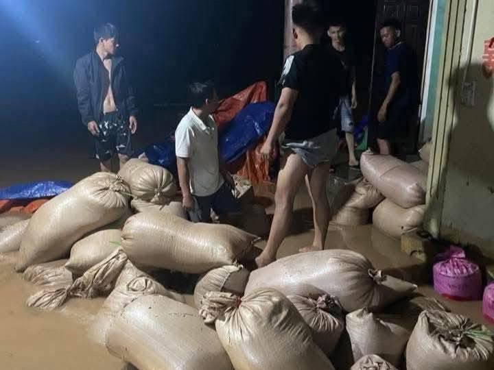 Nhiều người dân di dời tài sản trong đêm.