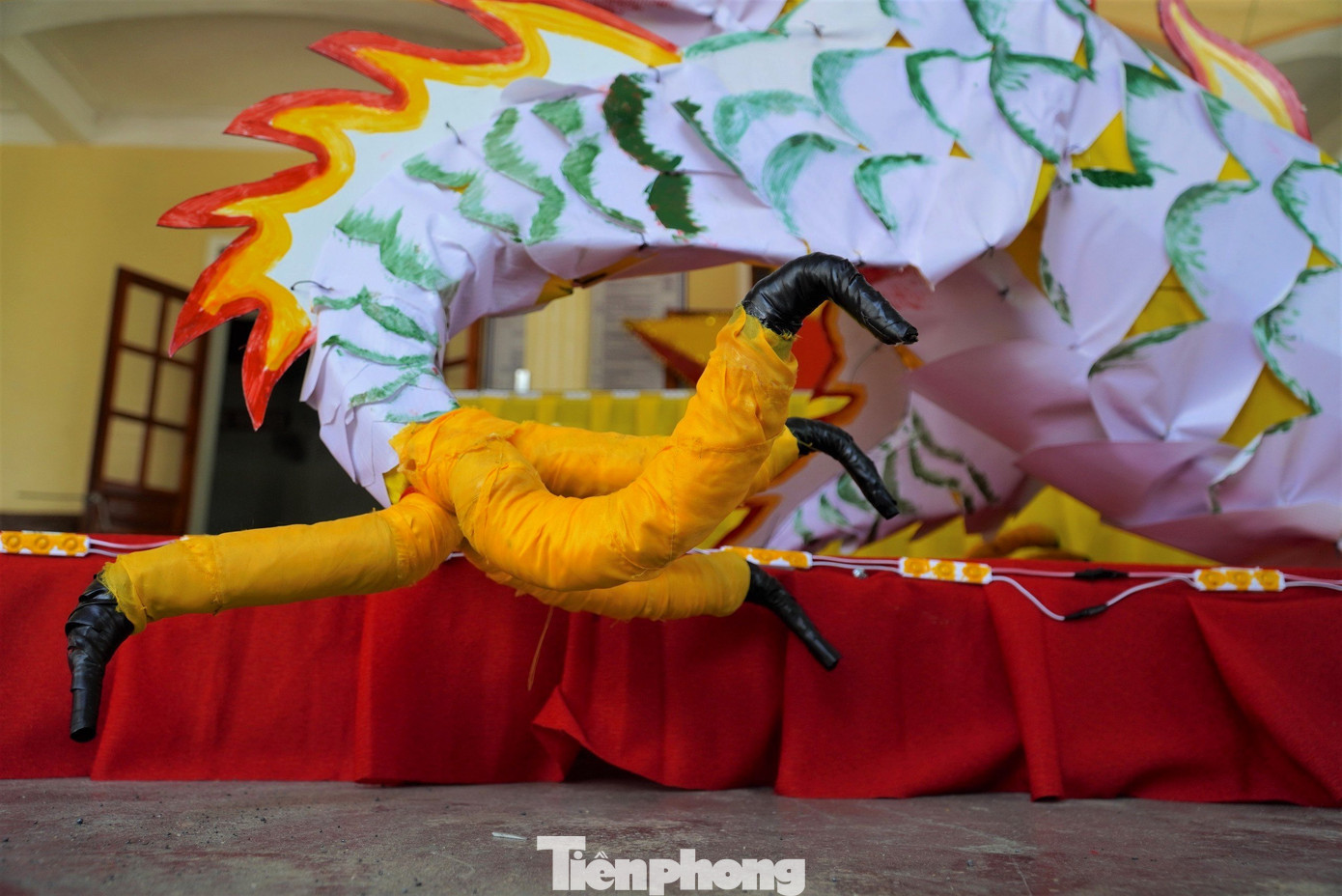 Trong vòng 10 ngày, người dân thôn Thắng Lợi, xã Đồng Môn (TP Hà Tĩnh) cũng đã hoàn thành đèn trung thu khổng lồ được làm từ biểu tượng linh vật con rồng. Theo người dân, đây là lần đầu tiên họ làm đèn to như vậy nên cũng khá vất vả vì có nhiều công đoạn.