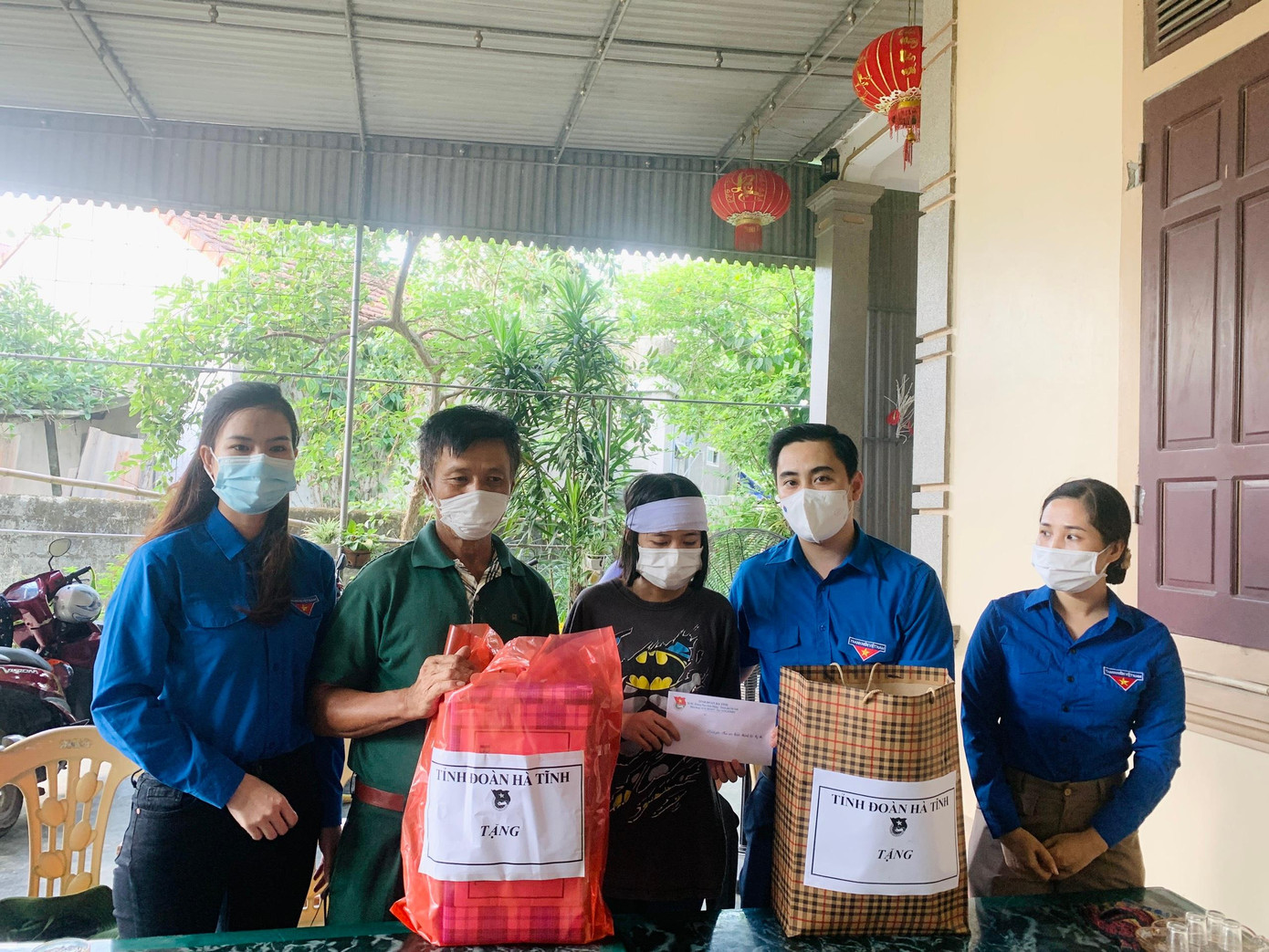Chia sẻ với nỗi đau mất mát quá lớn của gia đình, Tỉnh đoàn Hà Tĩnh đã đến thăm hỏi động viên, trao quà hỗ trợ tinh thần. Chia sẻ với nỗi đau mất mát quá lớn của gia đình, Tỉnh đoàn Hà Tĩnh đã đến thăm hỏi động viên, trao quà hỗ trợ tinh thần.