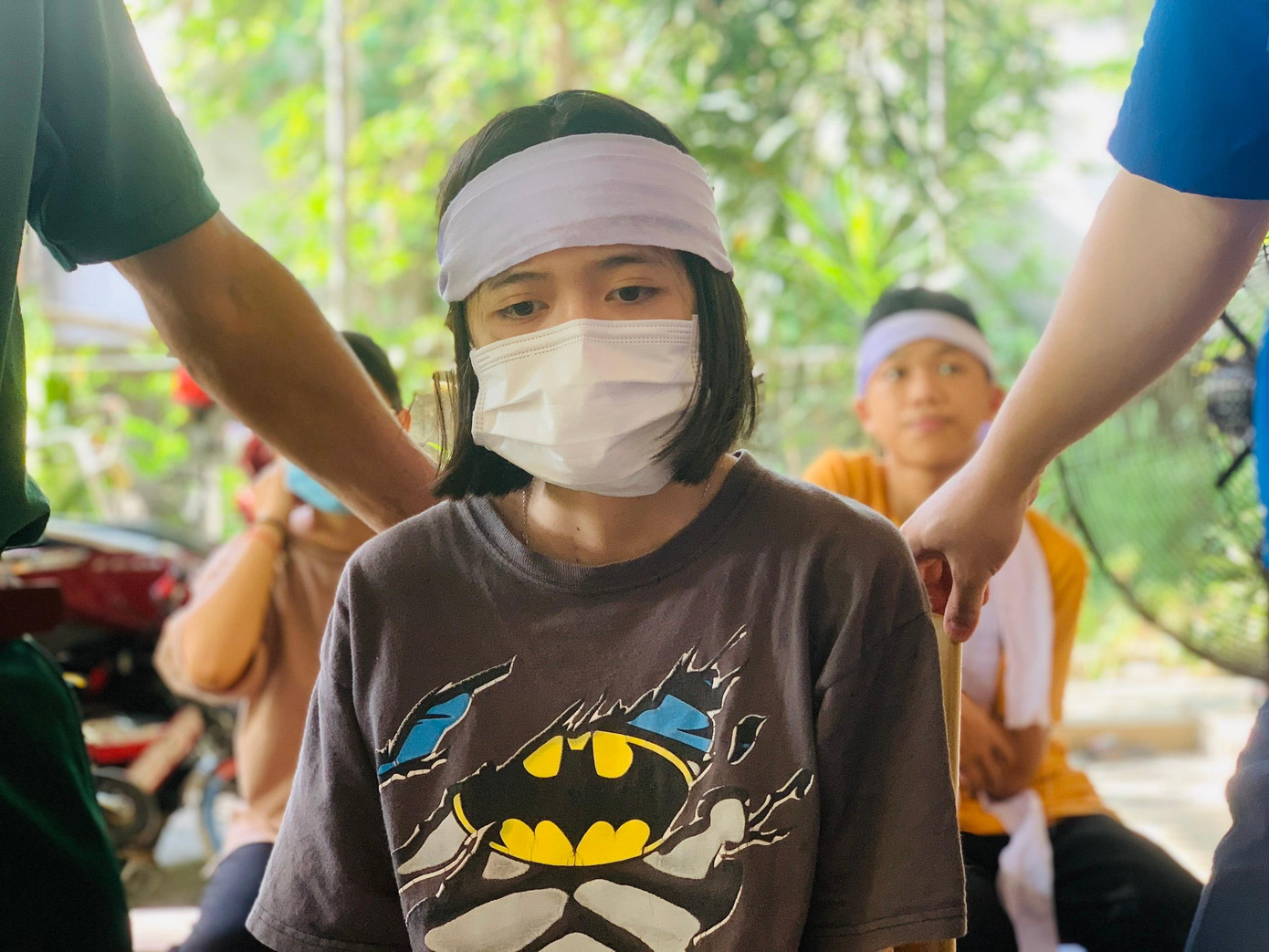 Kìm nén nỗi đau mất bố, Thảo tham dự kỳ thi với mong muốn mình sẽ hoàn thành tốt bài thi. Kìm nén nỗi đau mất bố, Thảo tham dự kỳ thi với mong muốn mình sẽ hoàn thành tốt bài thi.