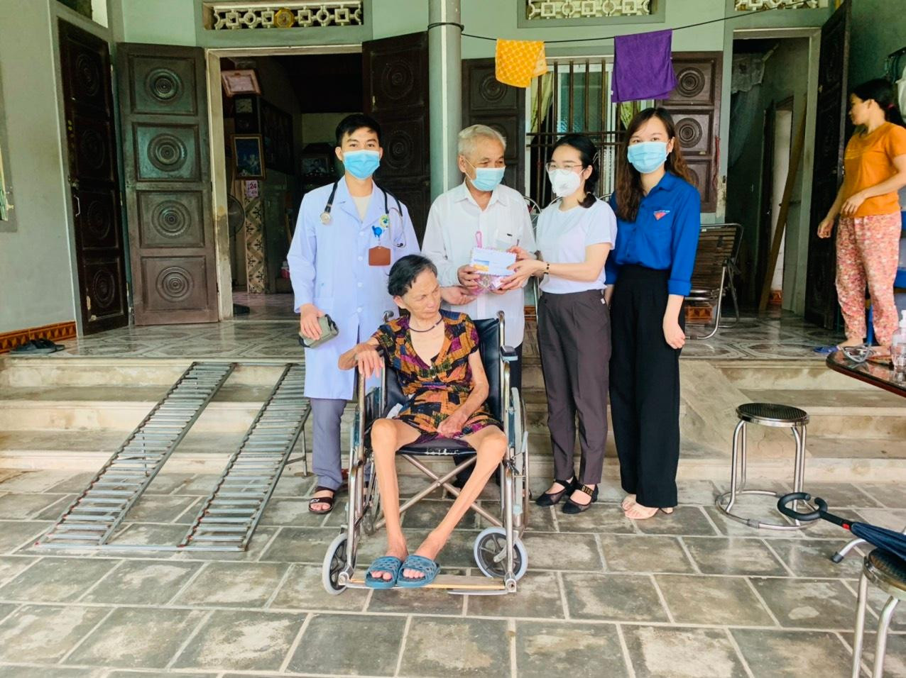 Các cấp bộ Đoàn thanh niên trong toàn tỉnh tổ chức trao quà cho những đối tượng thương bệnh binh, gia đình chính sách...