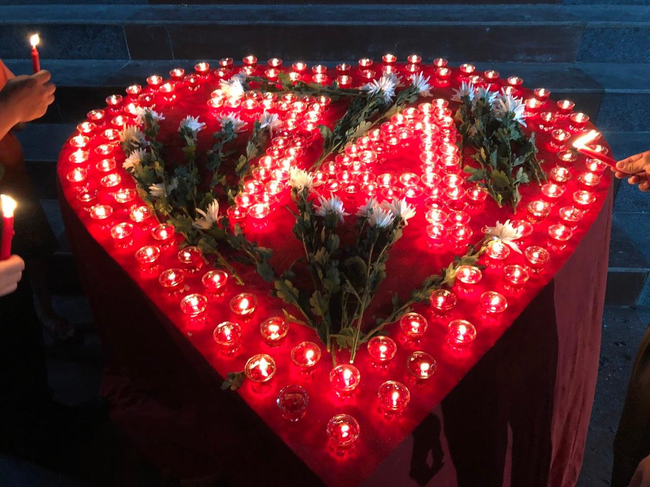 74 ngọn nến được dâng lên để tri ân các anh hùng, liệt sỹ đã hi sinh bảo vệ Tổ quốc.