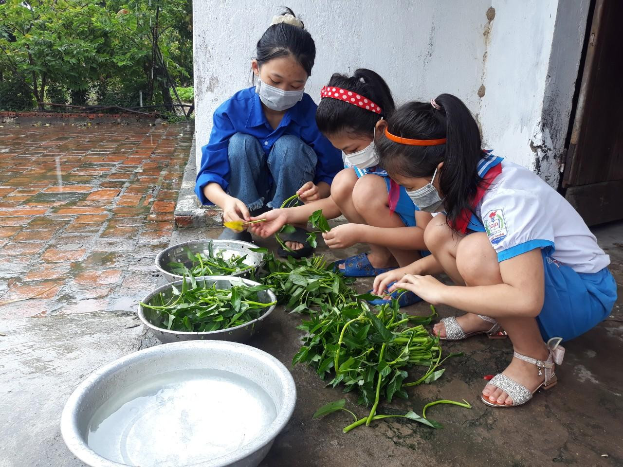 Tổ chức 76 bữa cơm nghĩa tình, tình nguyện chỉnh trang 142 vườn hộ, sửa chữa hệ thống điện sinh hoạt cho gia đình các Mẹ Việt Nam anh hùng, thân nhân liệt sỹ.